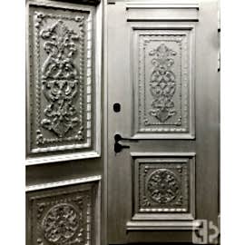 Входная дверь выполнена под заказ с накладкой из массива дуба