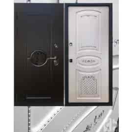 Входная дверь выполнена под заказ (панель эмаль, патина серебро, снаружи отделка из металла)