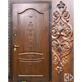 Входная дверь выполнена под заказ (лепнина)