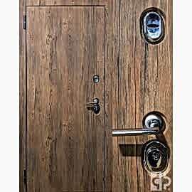 Входная дверь выполнена под заказ 