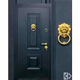 Входная дверь выполнена под заказ (широкий наличник)