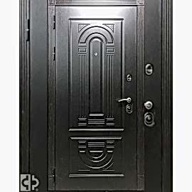 Входная дверь выполнена под заказ 