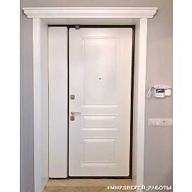 Входная дверь выполнена под заказ с полкой  + оформление проема с капителью