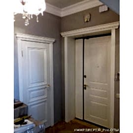 Входная дверь выполнена под заказ с полкой  + оформление проема с капителью