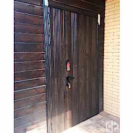 Входная двустворчатая дверь выполнена под заказ  