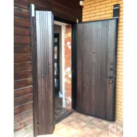 Входная двустворчатая дверь выполнена под заказ