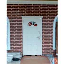 Входная дверь выполнена под заказ с арочным стеклопакетом