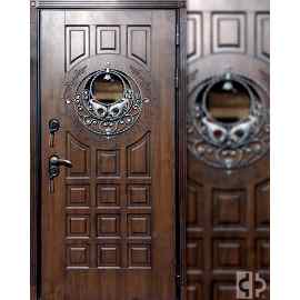 Входная дверь выполнена под заказ с отделкой ковкой и круглым стеклопакетом