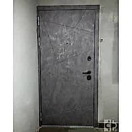 Входная дверь выполнена под заказ (узкий наличник)