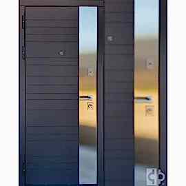 Входная дверь выполнена под заказ (отделка из нержавейки)