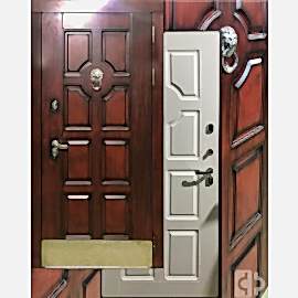 Входная дверь выполнена под заказ (отделка из нержавейки)