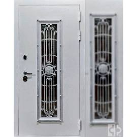 Входная дверь выполнена под заказ с отделкой ковкой и стеклопакетом