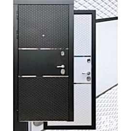 Входная дверь выполнена под заказ 